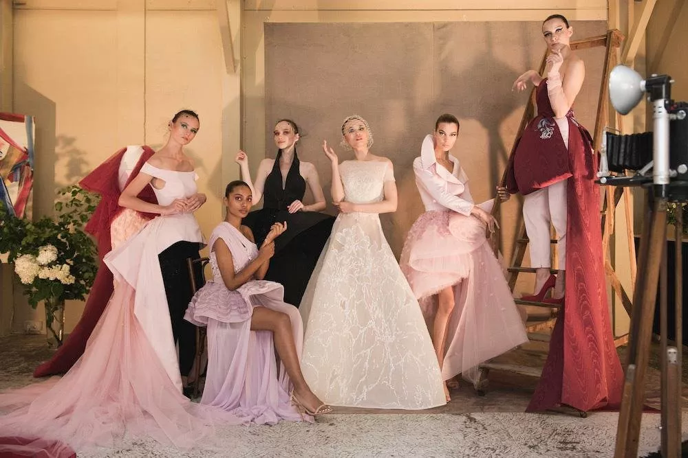 دار Azzi & Osta تكرّم العصر الذهبي في مجموعتها لخريف 2019، ضمن أسبوع الموضة الباريسي