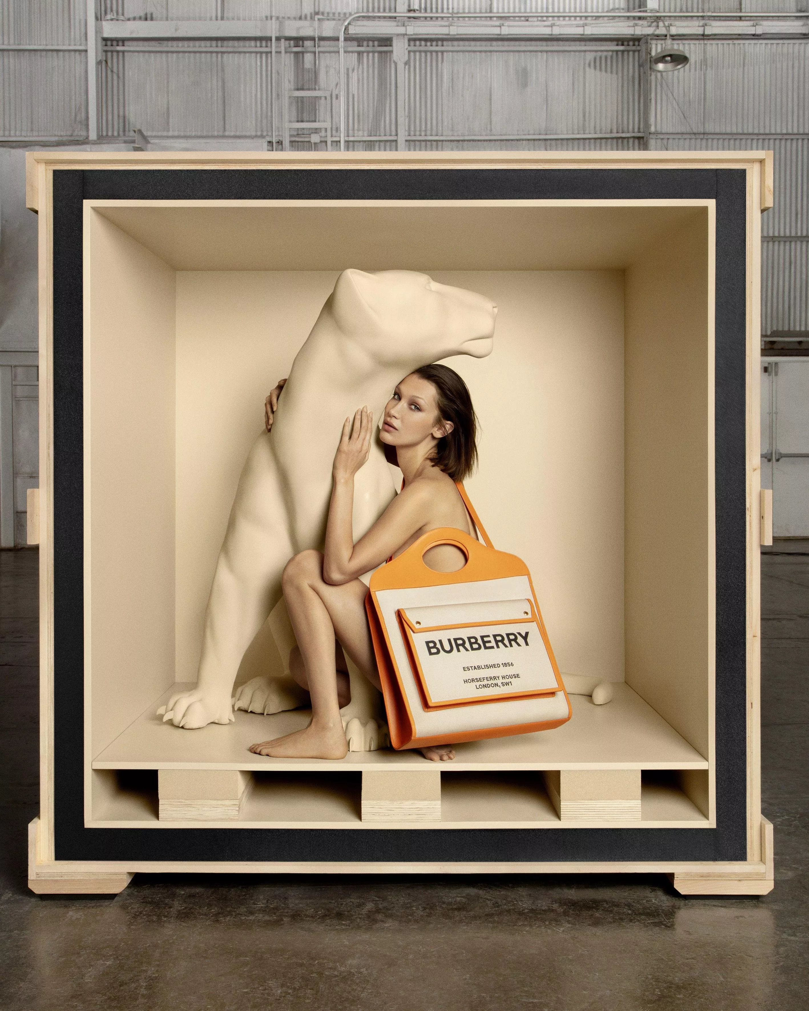دار Burberry تطلق الحملة الإعلانية لحقيبة Pocket من بطولة Bella Hadid