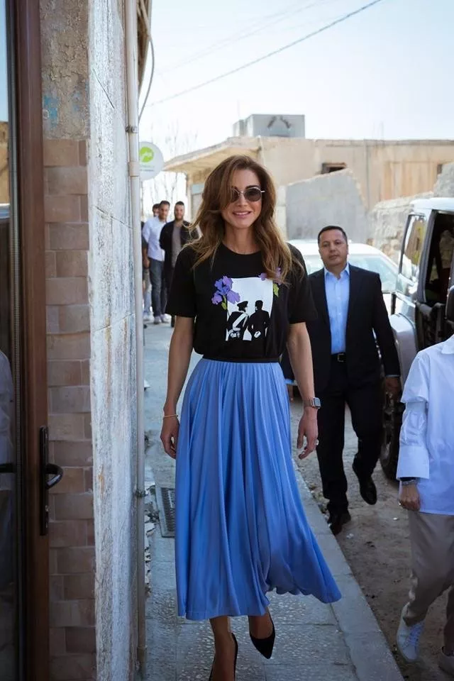 الملكة رانيا وولديها يعتمدون التشيرت نفسه، فما قصّة هذا التصميم؟