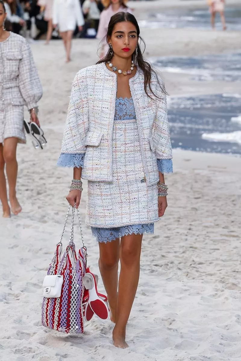 عرض أزياء Chanel لربيع 2019: تصاميم وألوان تحاكي الأجواء الصيفية بامتياز