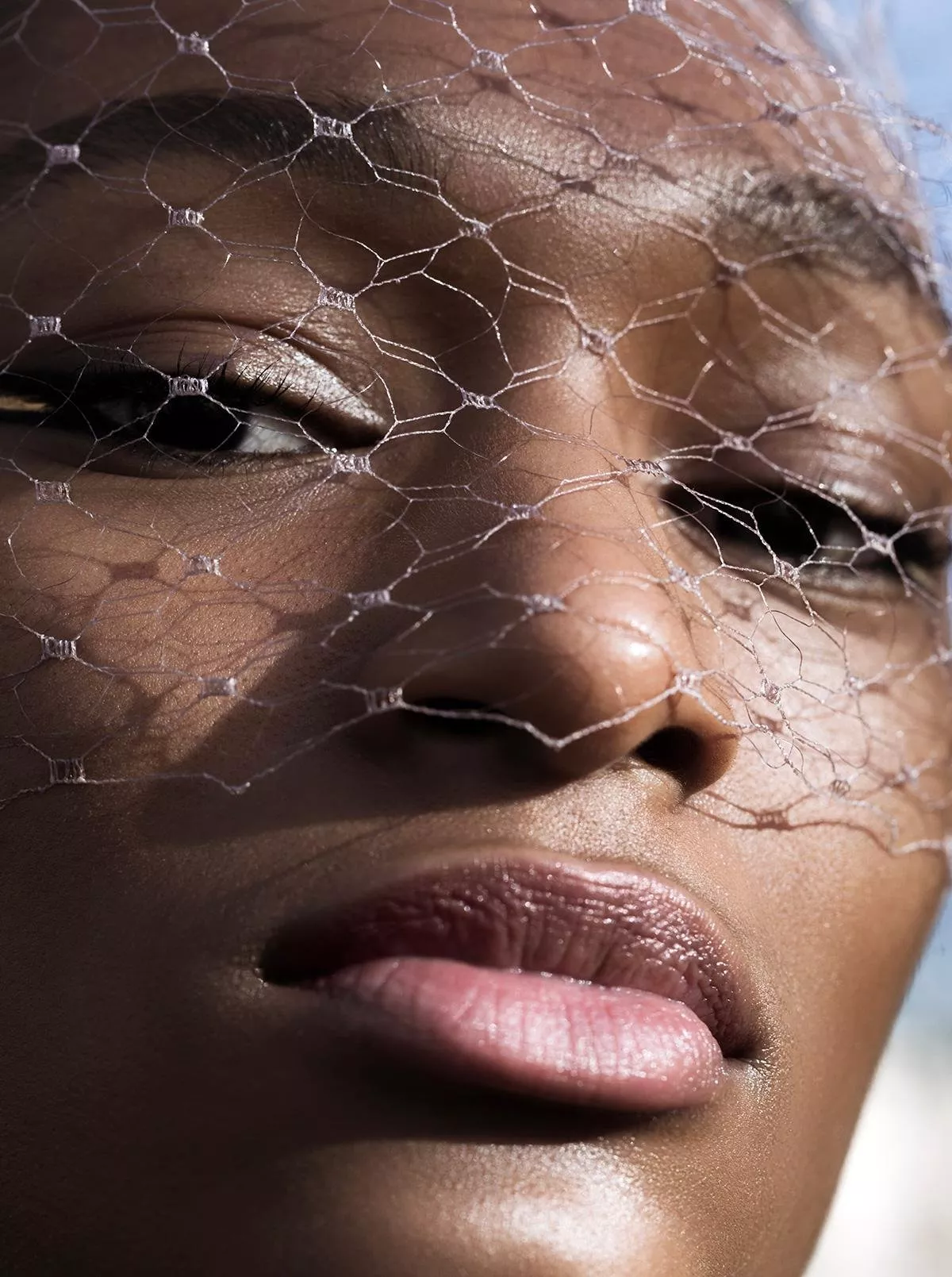 صور حصريّة من كواليس عرض مجموعة Dior Couture لربيع 2020: مكياج سلّط الضوء على قوّة النظرات