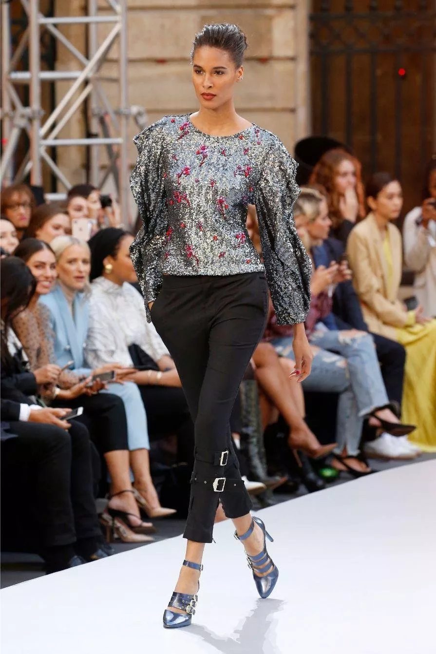 النجمات العربيات والعالميات يتألّقن على منصة L’Oréal Paris ضمن أسبوع الموضة الباريسي