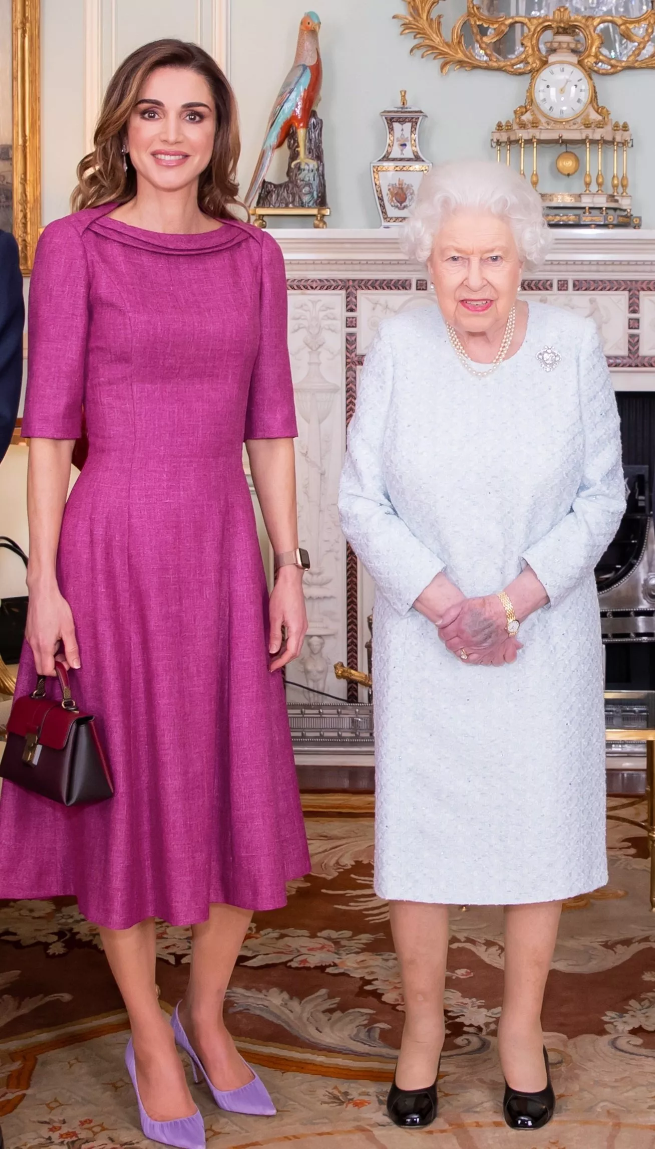 الملكة رانيا في قصر باكنغهام: إطلالة مفعمة بالأنوثة!