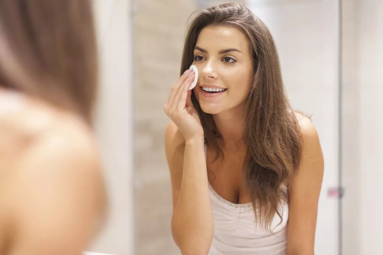 روتين العناية بالبشرة: هل عليكِ تقشير الوجه قبل أو بعد تنظيفه؟