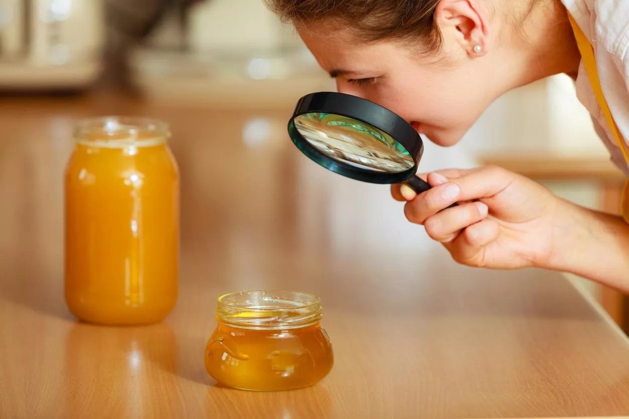 5 اختبارات بسيطة في المنزل تساعدكِ في معرفة ما إذا كان العسل غير أصلي