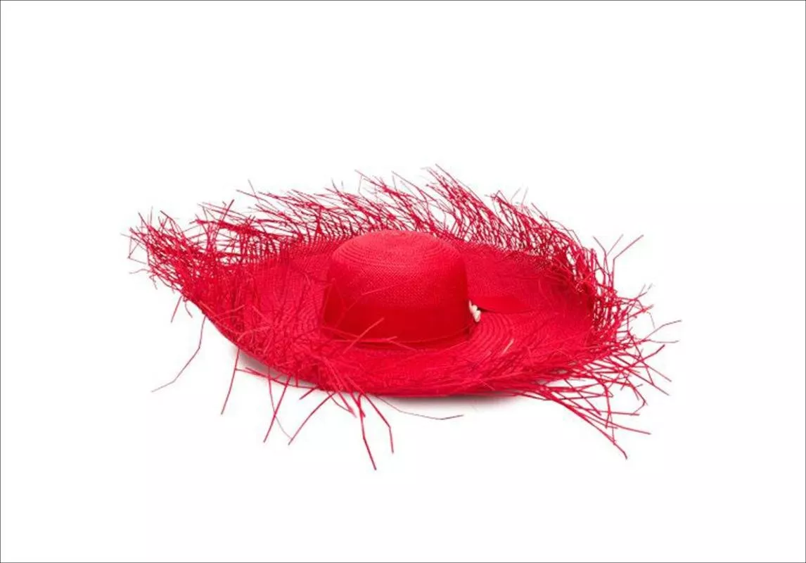 قبعة القش المبالغ بحجمها: صيحة لا مفر منها هذا الصيف