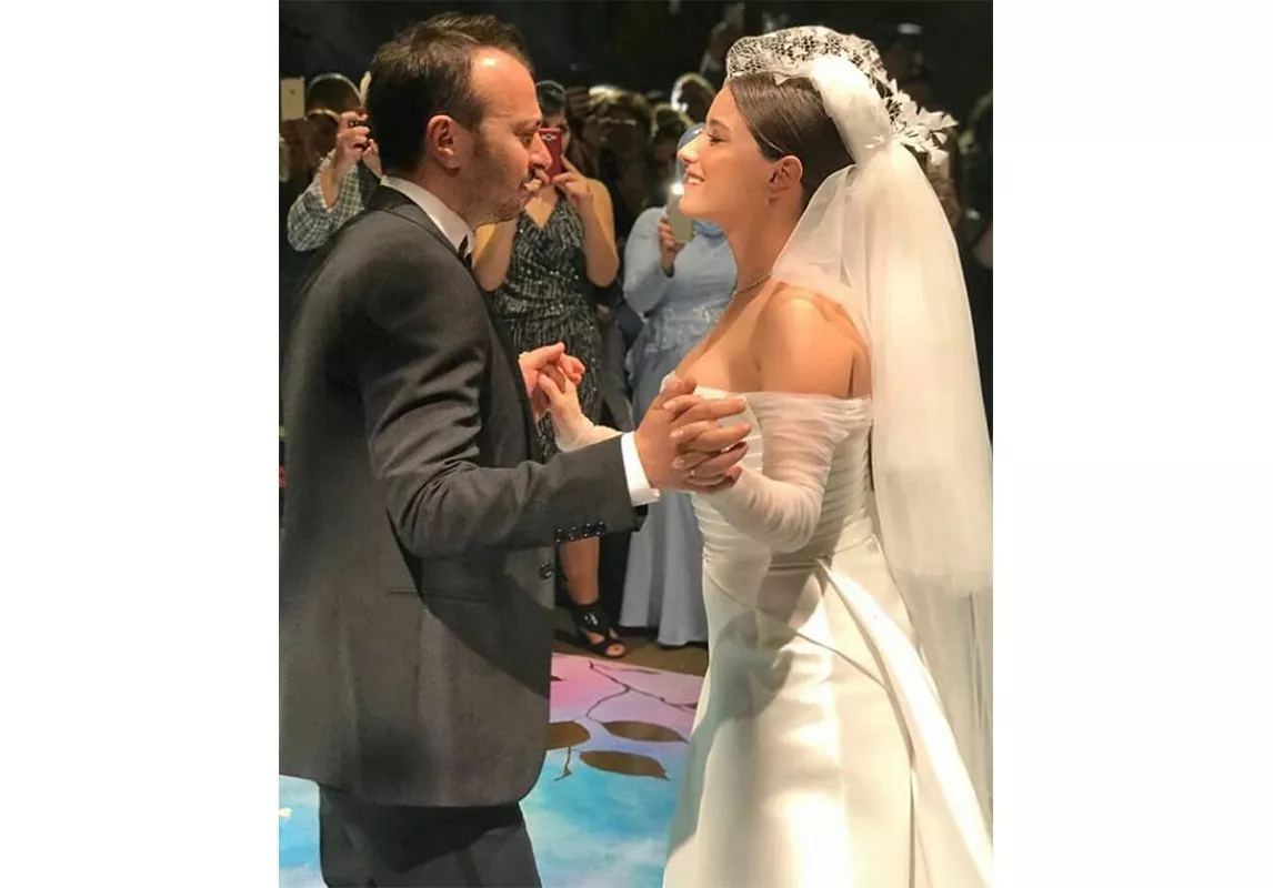 صور زفاف هازال كايا وعلي أتاي: إطلالتان للعروس متناقضتان وإنّما ناجحتين 100%