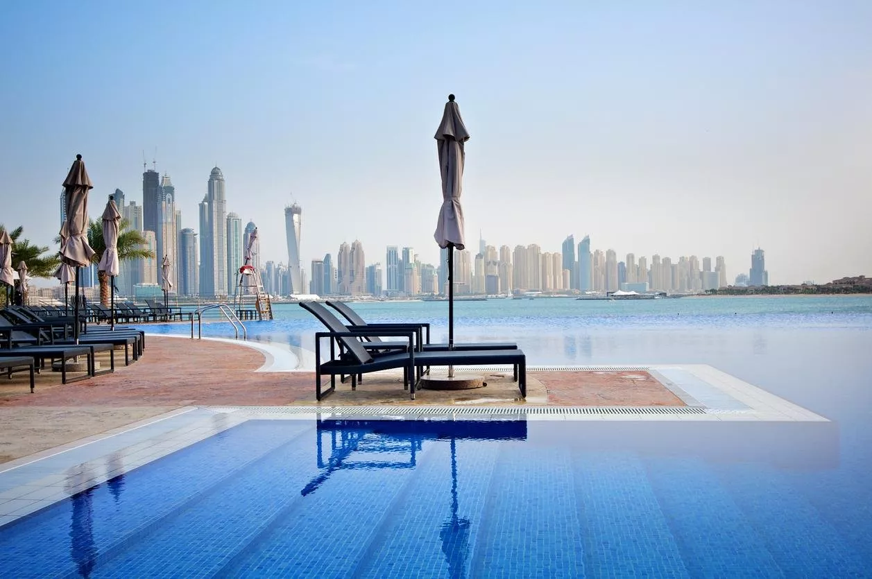 فنادق دبي تعيد فتح المسابح مع اتّباع قواعد جديدة، للوقاية من فيروس كورونا