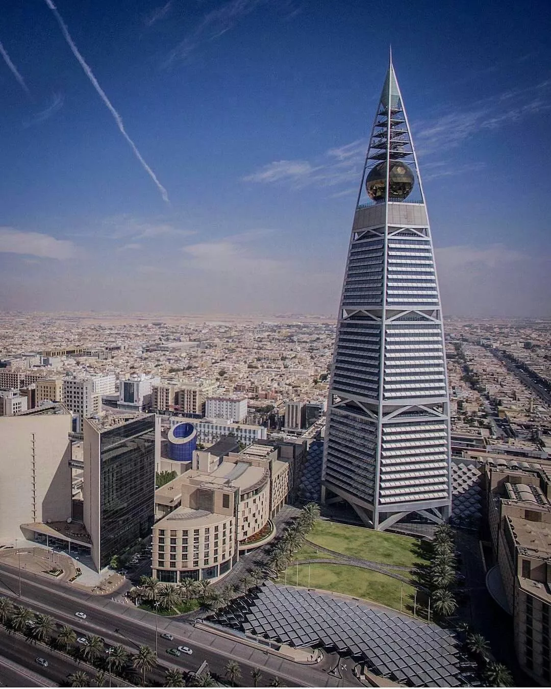 السياحة في السعودية: خوضي تجربة التسوّق وزيارة المطاعم في أعلى الأبنية في العالم، برج الفيصلية