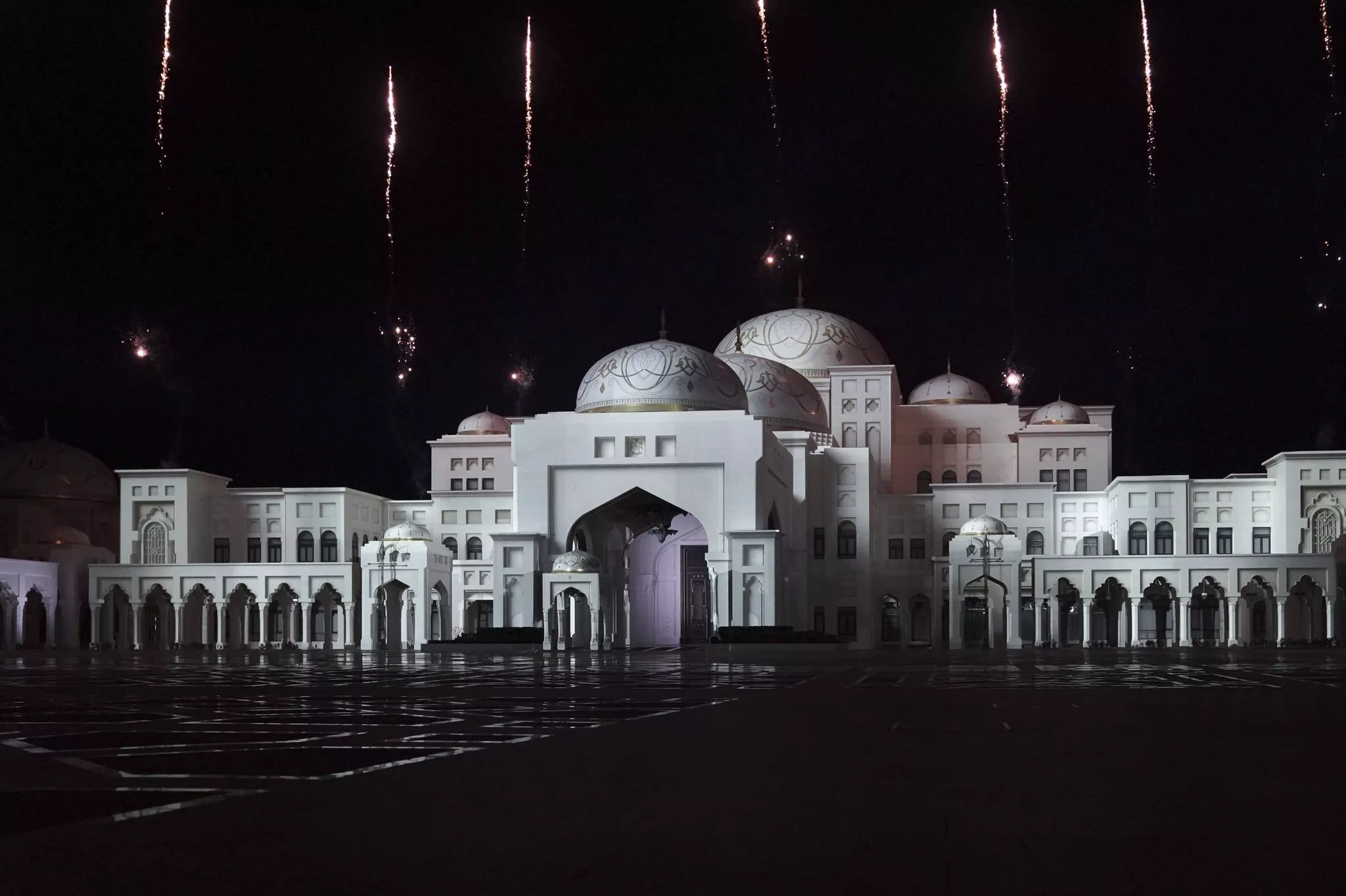 قصر الوطن في أبو ظبي يفتح أبوابه للعموم، وهذه هي أولى صوره