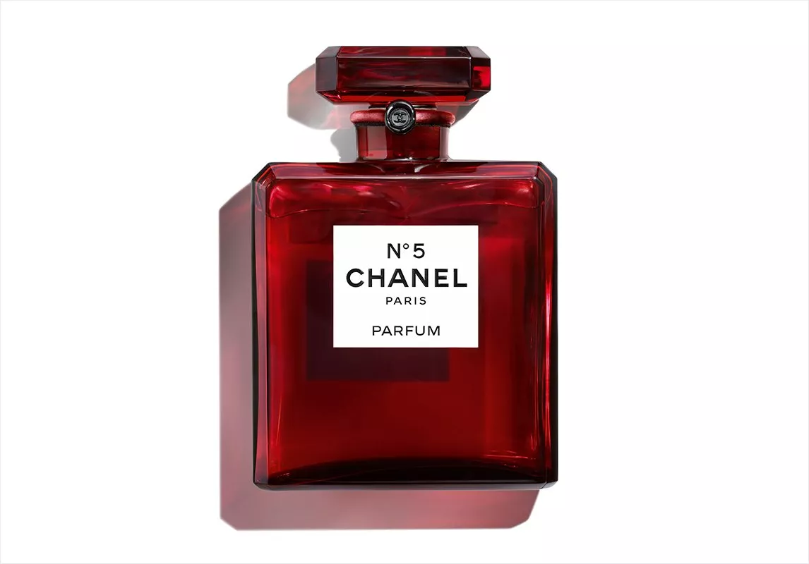 للمرّة الأولى، قارورة عطر Chanel N°5 باللّون الأحمر