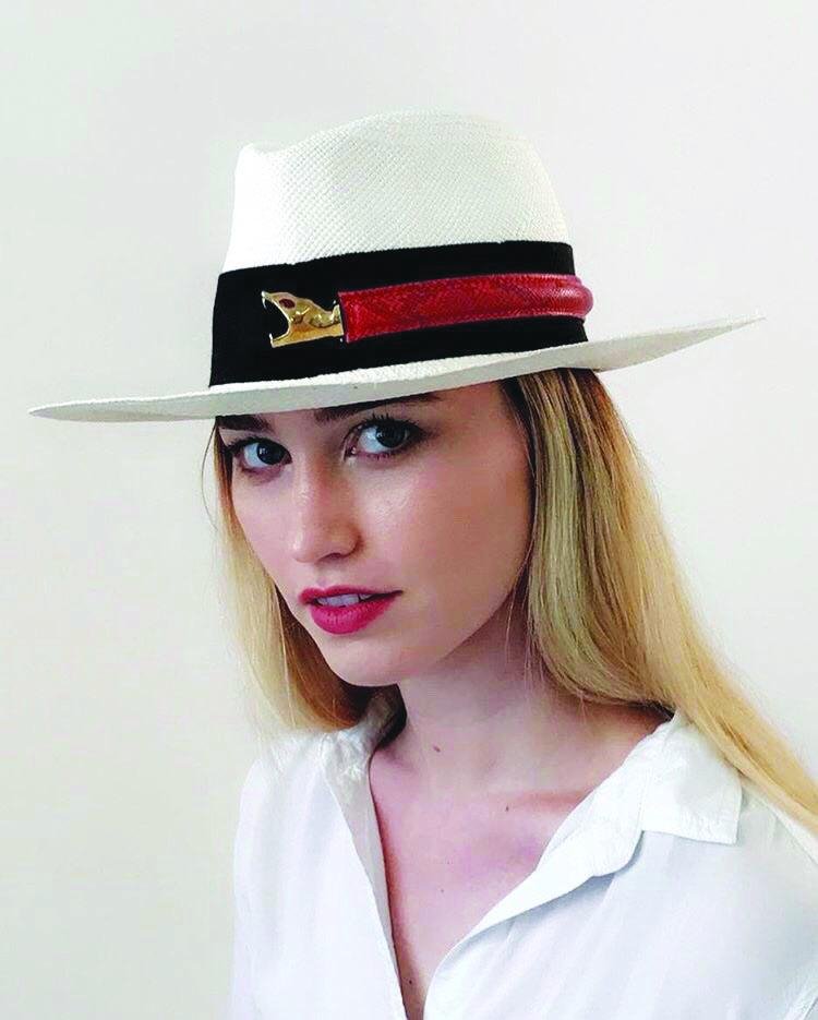 يوسف لاهلو تصميم موضة أزياء قبعة مقابلة 