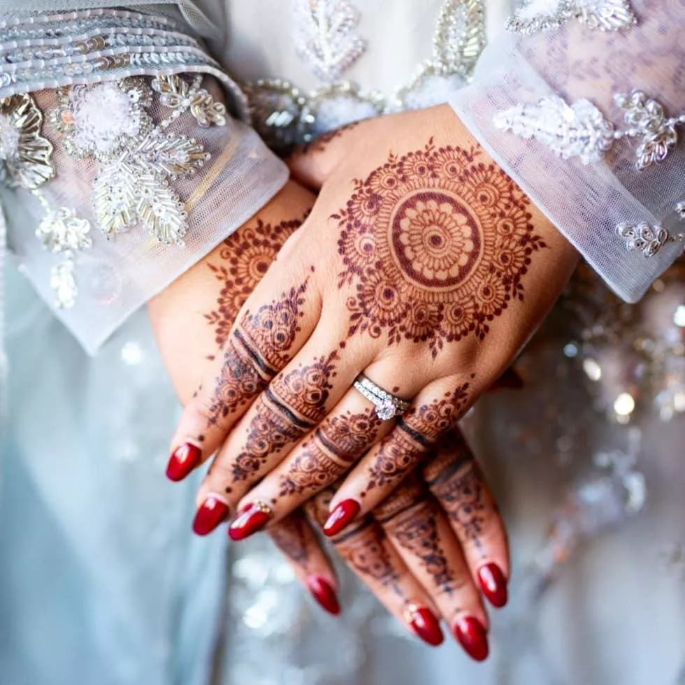 للعروس المستقبلية، زيّني يديكِ بأجمل موديلات نقش حناء اماراتي