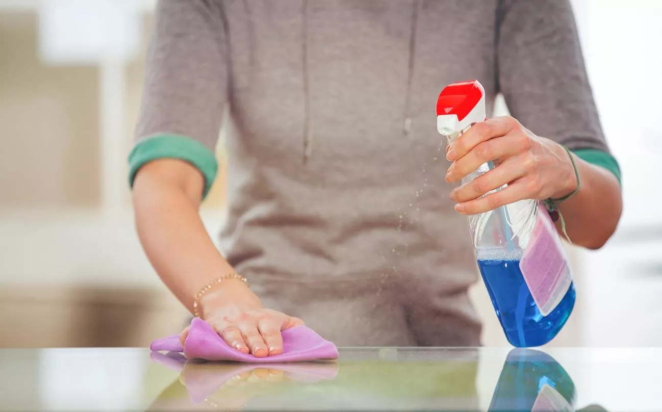 8 نصائح مهمة لتنظيف طاولات الزجاج بعيداً عن الطرق التقليدية