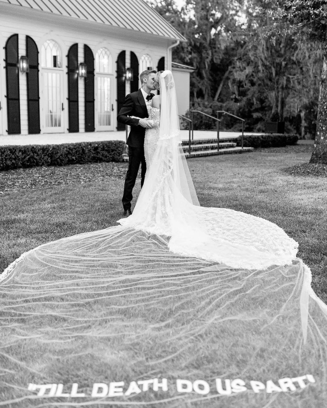 الصور الرسمية لإطلالة Hailey Baldwin في زفافها الثاني: طرحتها تحمل جملة معبّرة
