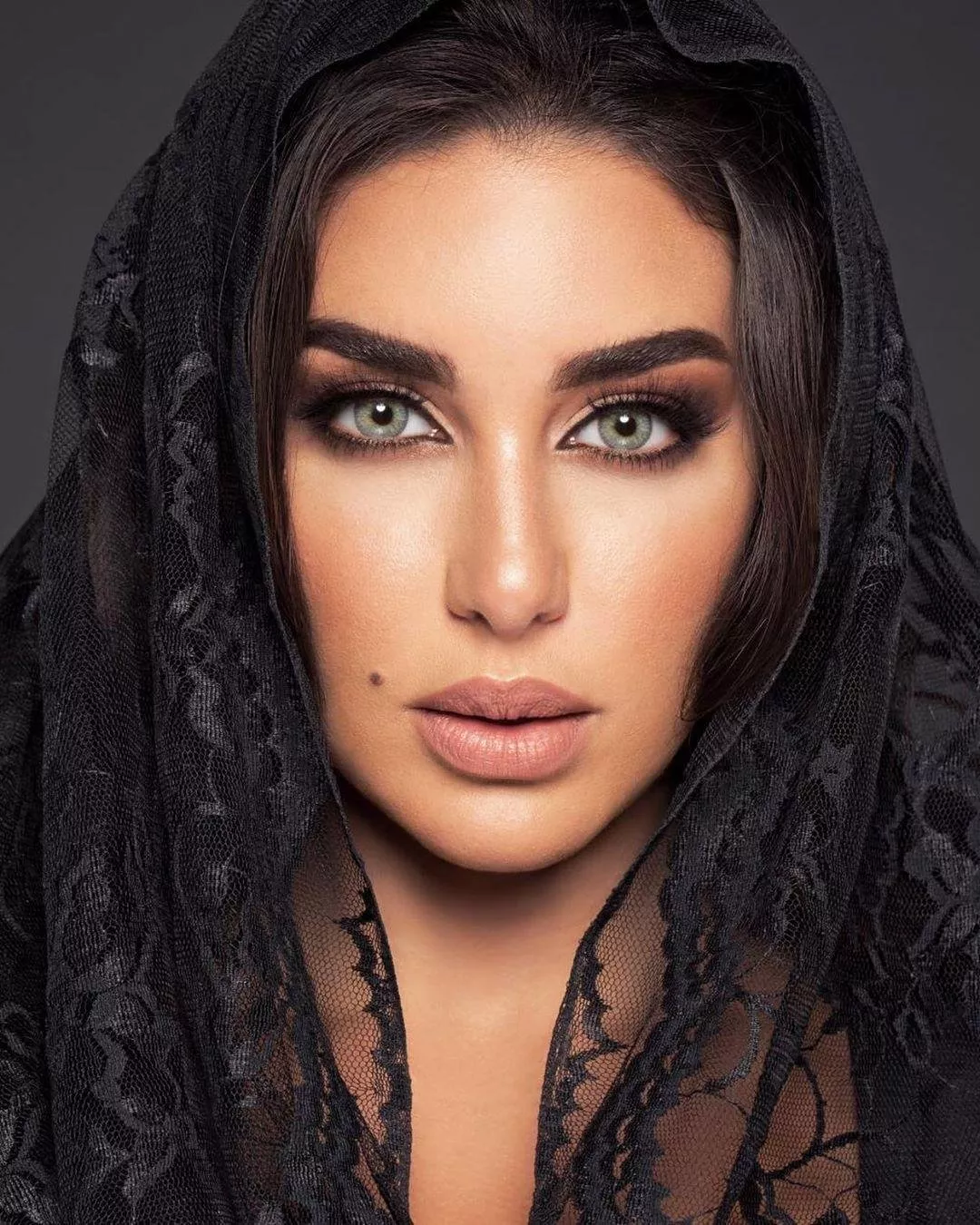 موجة جديدة في عالم الجمال: النجمات العربيات يتعاونّ مع ماركات عدسات لاصقة في الآونة الأخيرة