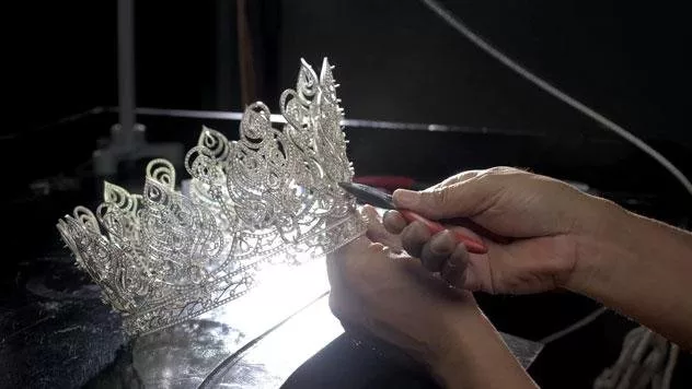 معوّض يكشف عن تاج باور أوف أوثنتيسيتي الذي ستعتمره ملكة جمال تايلندا لعام 2020