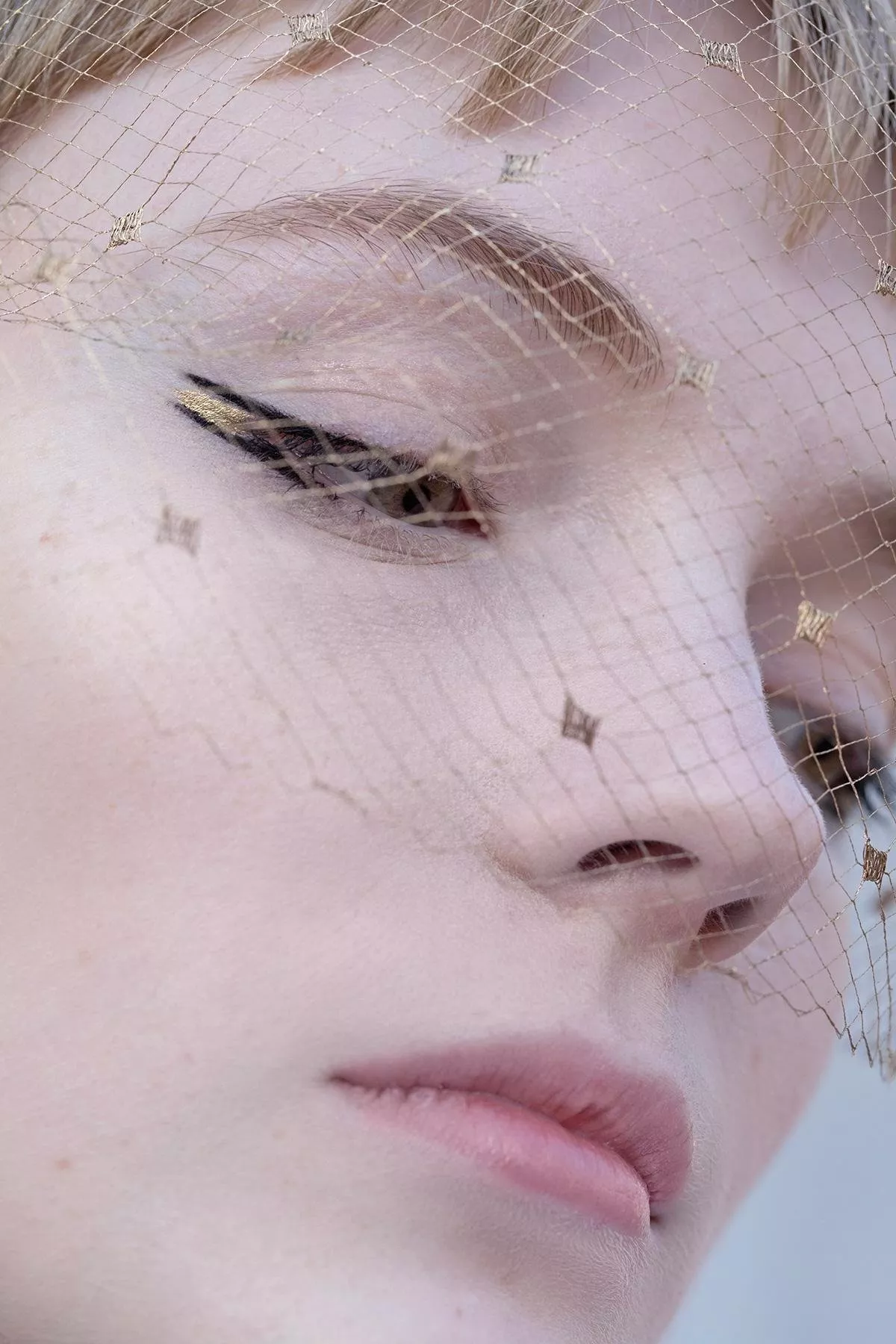 صور حصريّة من كواليس عرض مجموعة Dior Couture لربيع 2020: مكياج سلّط الضوء على قوّة النظرات