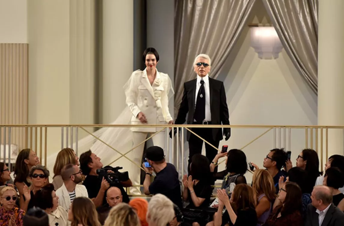 Karl Lagerfeld قصّة إبداع: إليكِ نبذة سريعة عن حياته وأعماله