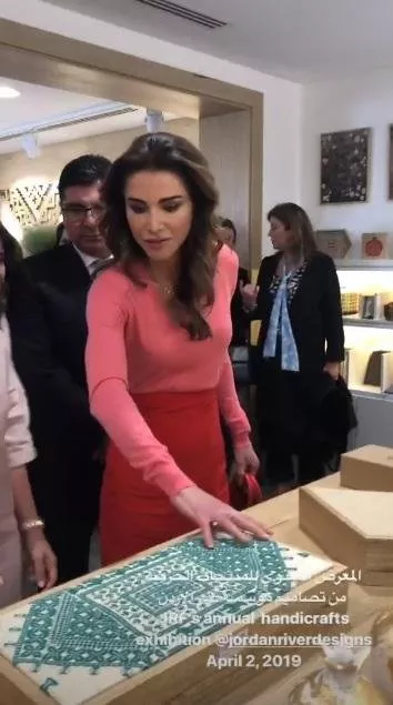 الملكة رانيا تمزج الأحمر بالزهري في إطلالتها، لوك ملفت من النادر أن نراها فيه