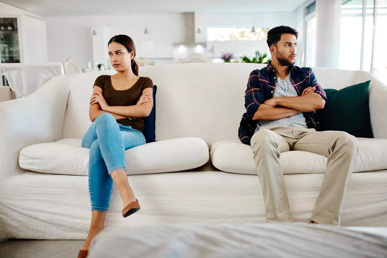 ماذا تخبر طريقة جلوسكِ أنتِ وزوجكِ على الأريكة عن علاقتكما؟