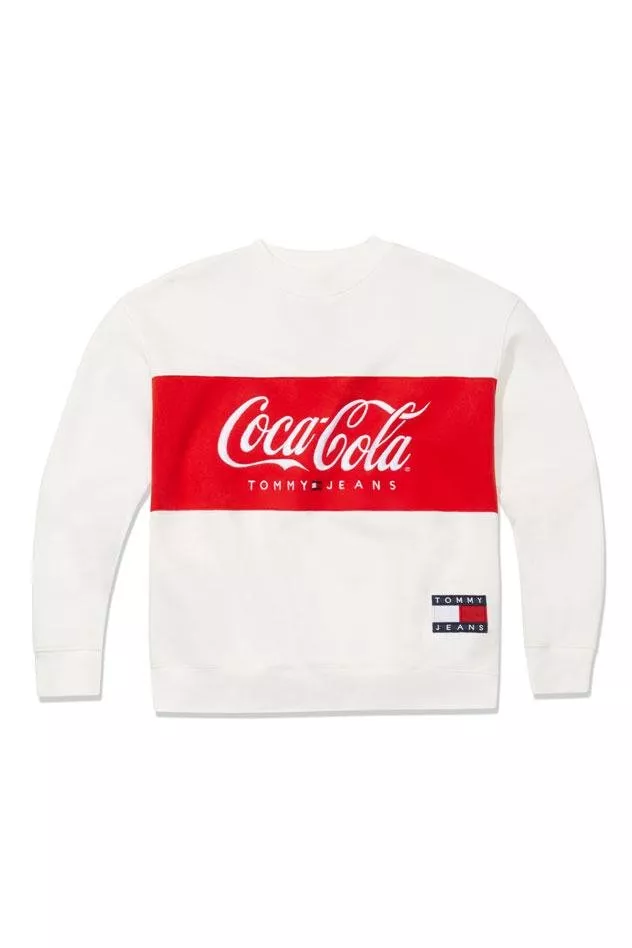 تومي هيلفيغر تُطلق مجموعة كبسولية Tommy Jeans Coca-Cola بالتعاون مع شركة كوكا كولا