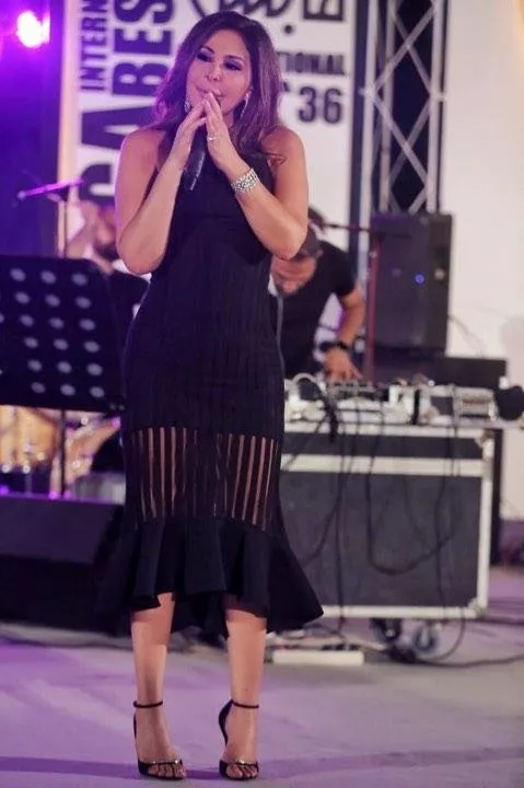 إليسا في إطلالة جميلة وناجحة خلال إحيائها حفلاً في تونس