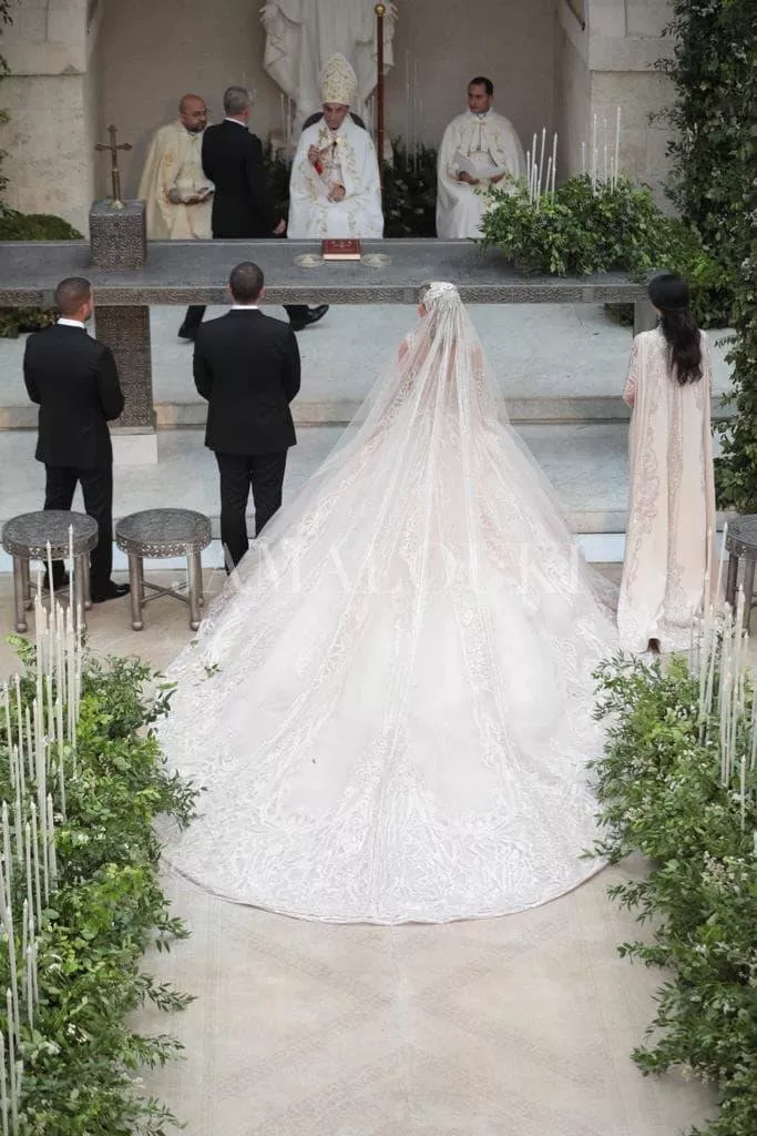 بالصور، إطلالة ملوكية للعروس كريستينا مراد من توقيع Elie Saab