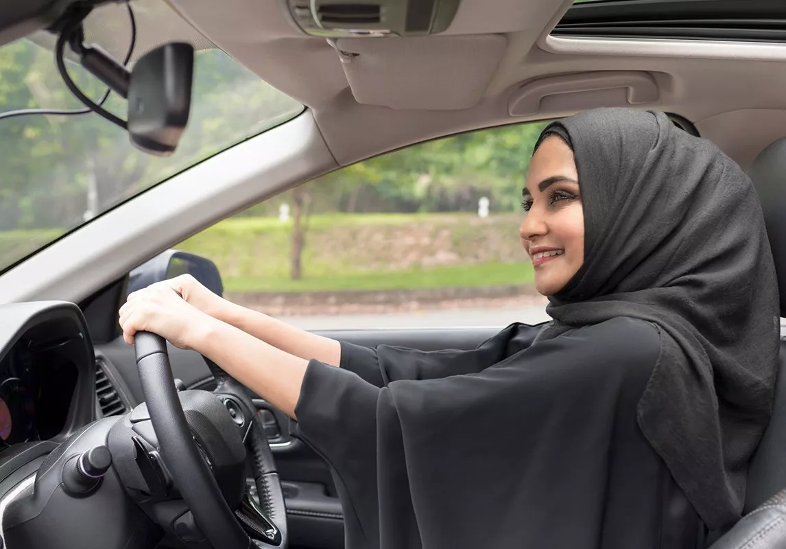 في أيّة حالة تستطيع المرأة العربية استئجار سيارة داخل المملكة العربية السعودية؟