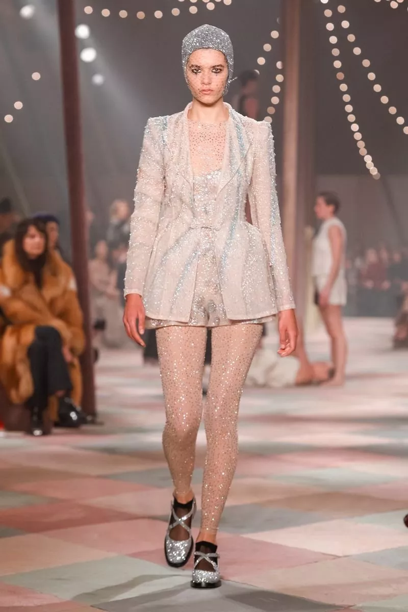 مجموعة Dior للخياطة الراقية لربيع 2019: إطلالات مستوحاة من أزياء السيرك