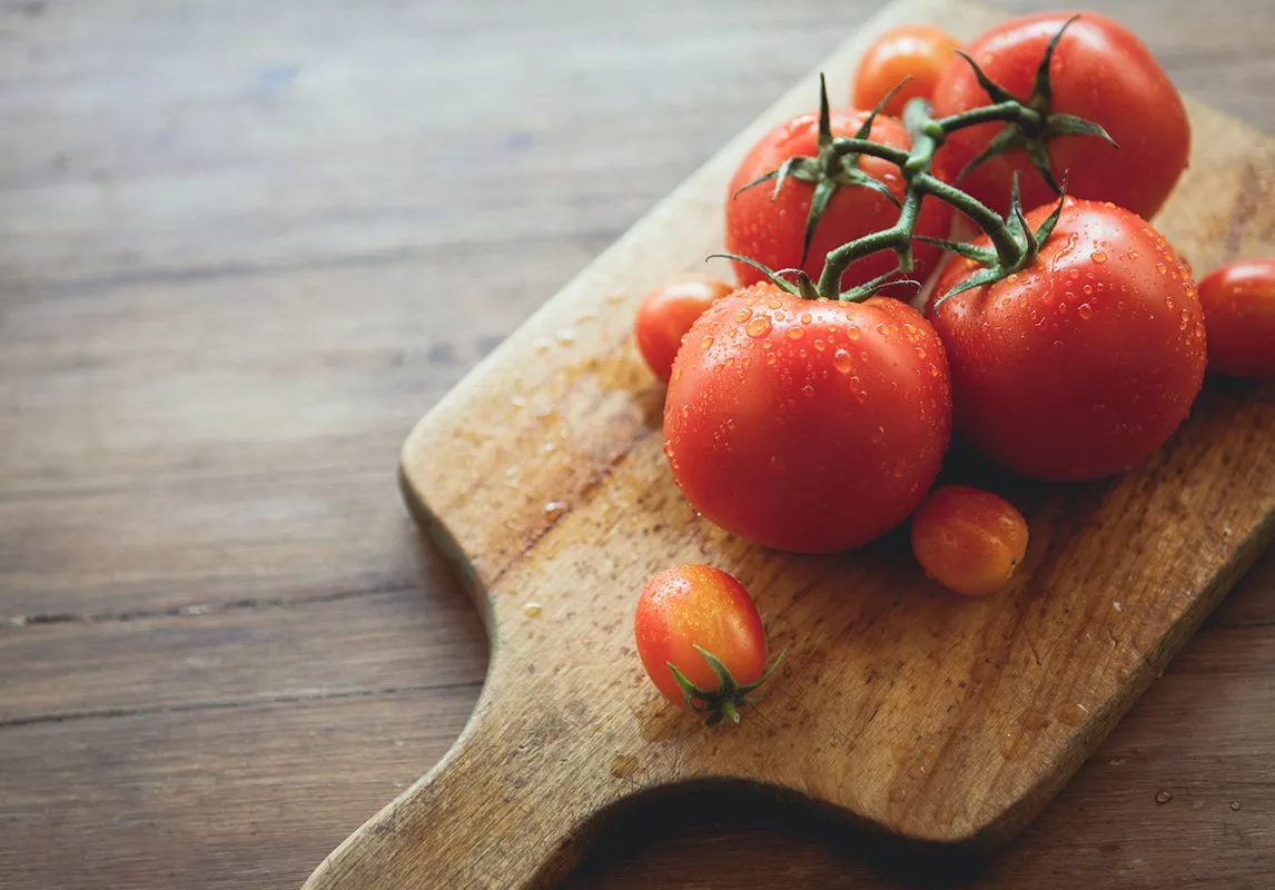 فوائد الطماطم للبشرة وكيفية تحضير خلطات للوجه منها