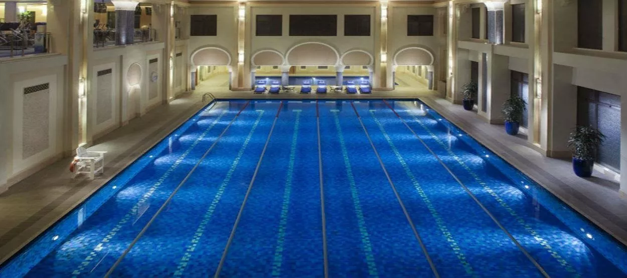 أبرز أكاديميات تعلم السباحة في دبي، تقدّم تدريبات للمبتدئات والمحترفات