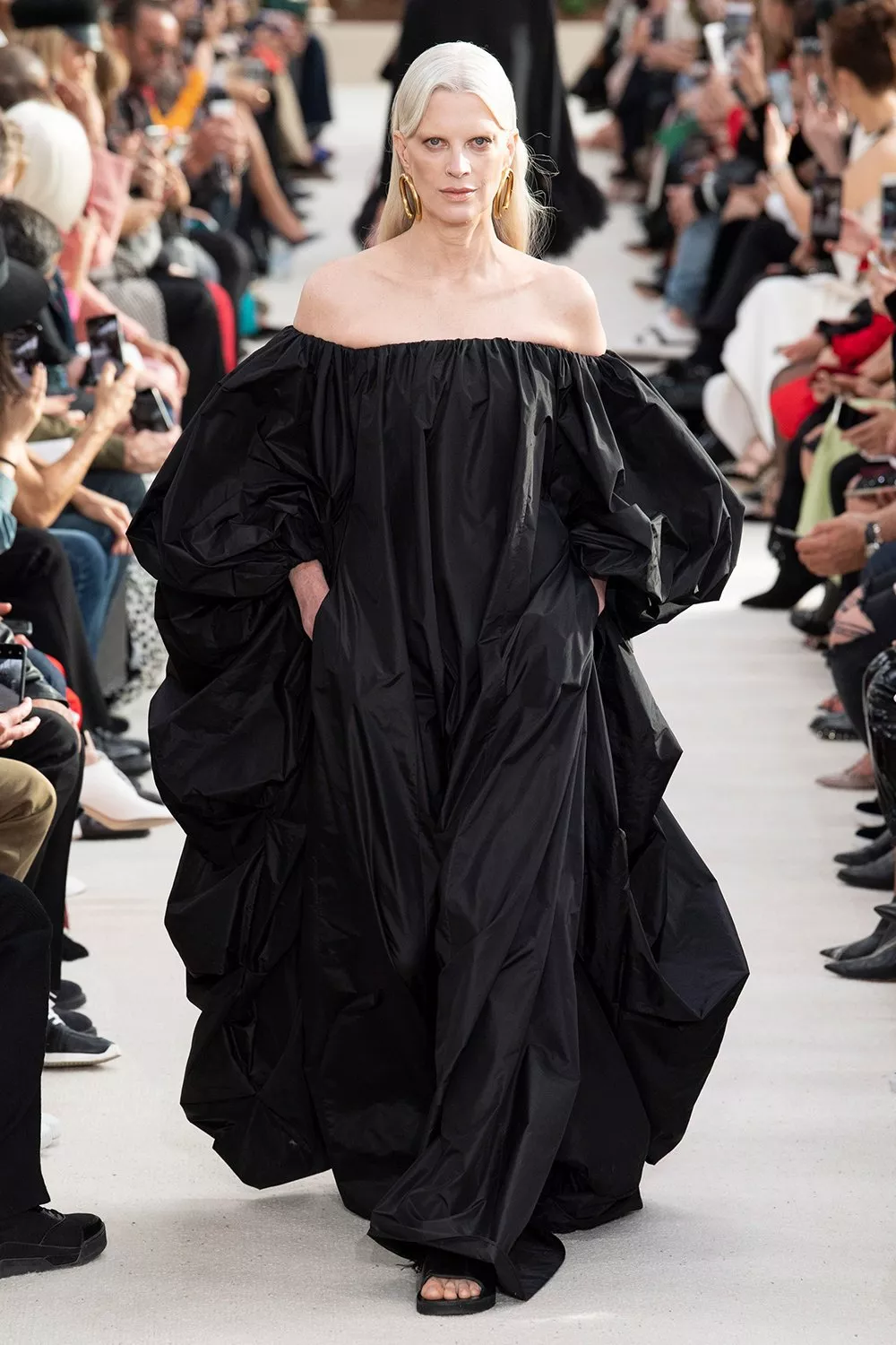 عرض Valentino لربيع 2019 ضمن أسبوع الموضة الباريسيّ: Pierpaolo Piccioli يُحوّل تصاميم الكوتور إلى أزياء جاهزة