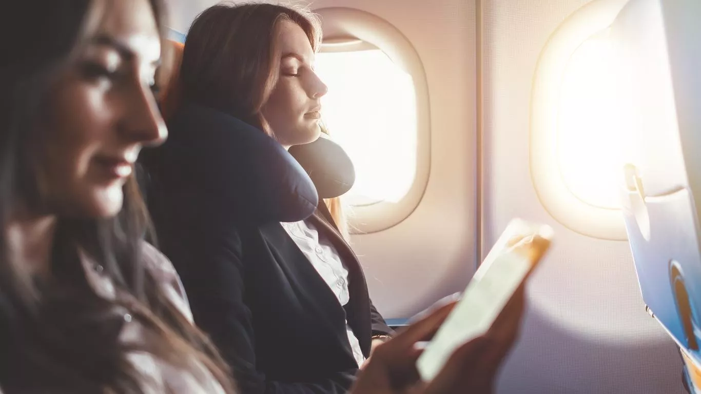 11 نصيحة  للحصول على نوم هادىء أثناء السفر على متن الطائرة