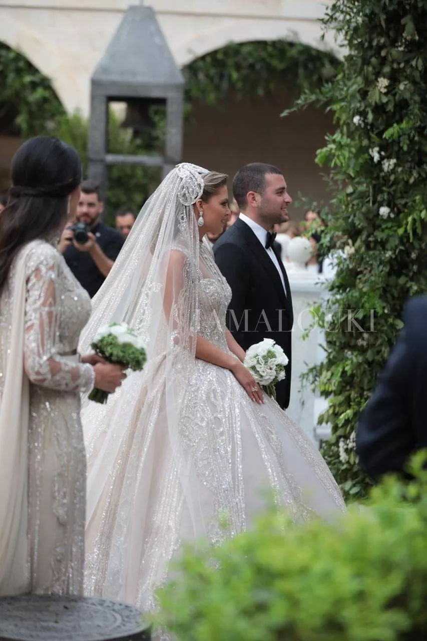 بالصور، إطلالة ملوكية للعروس كريستينا مراد من توقيع Elie Saab
