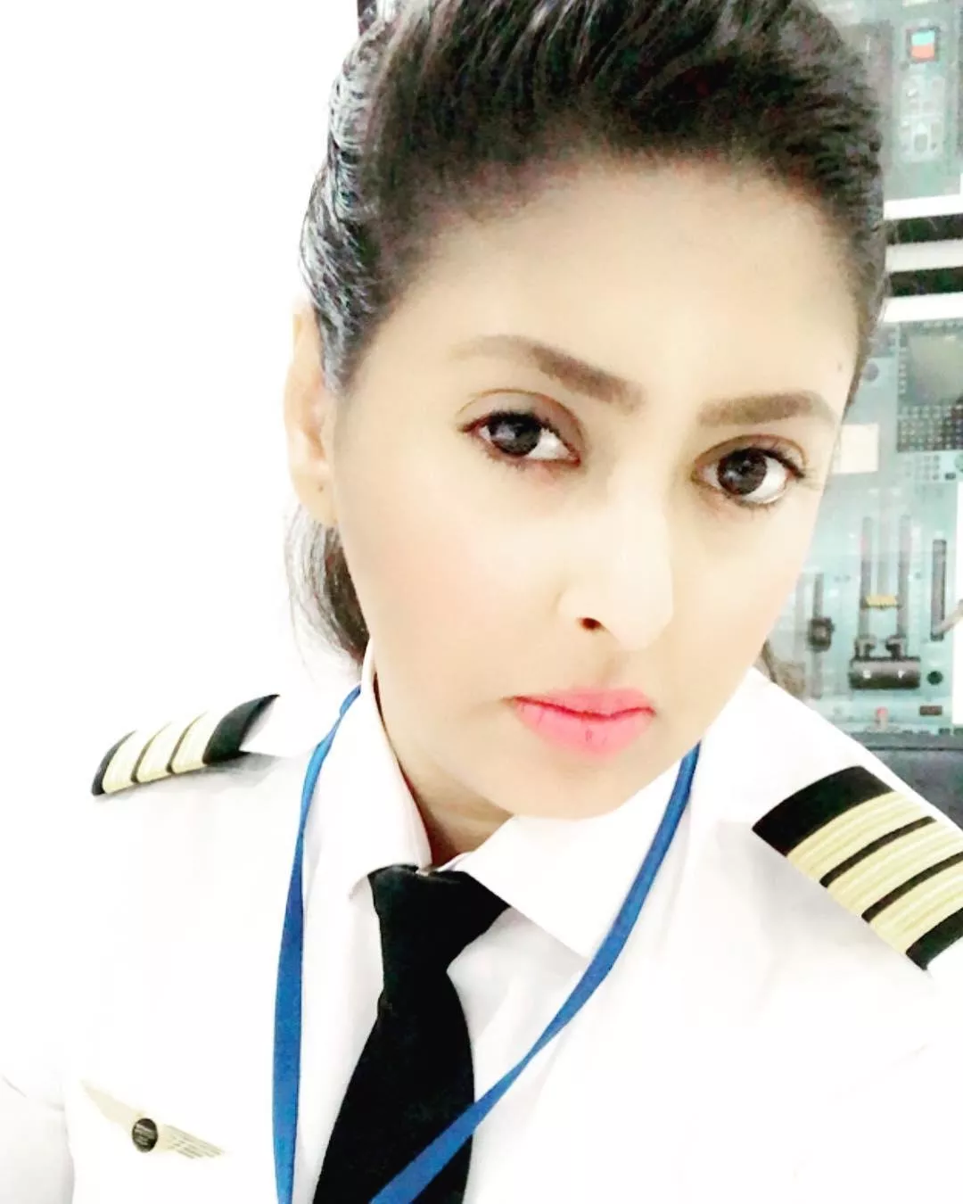 ياسمين الميمني تحقق حلمها وتصبح أول كابتن سعودية تقود الطائرة في المملكة العربية السعودية