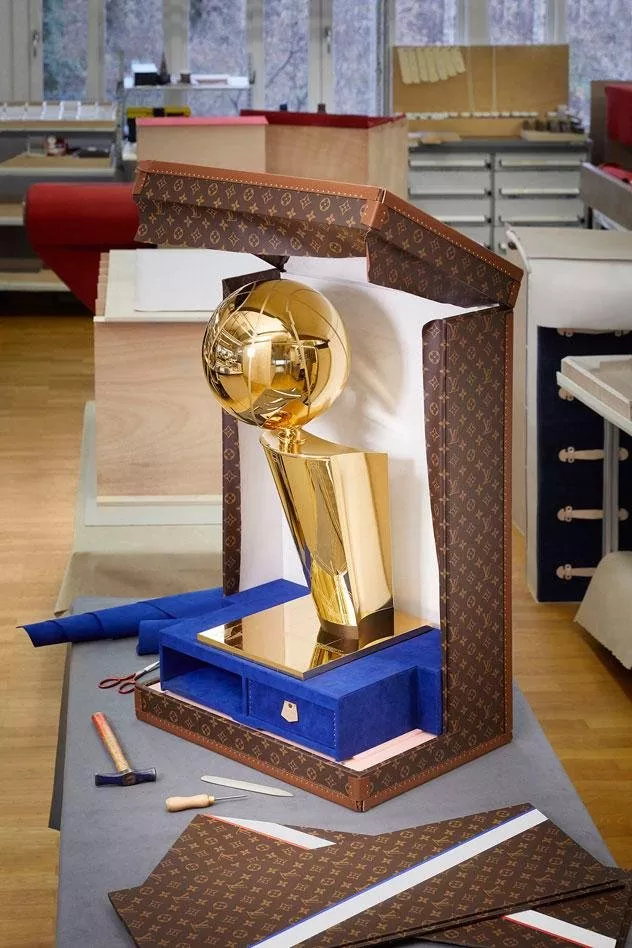 لويس فيتون والرابطة الوطنية لكرة السلة تتعاونان لتصميم حقيبة سفر لنقل كأس لاري أوبراين