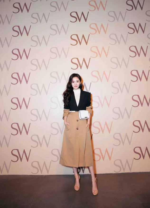 ستيوارت ويتزمان تُطلق فيديو #SWWALK من حملتها الإعلانية لموسم ربيع 2019
