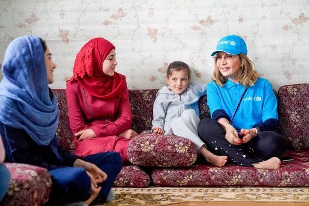 إنجي شلهوب تقابل اللاجئين السوريين في إطار تطوير العمل الخيري