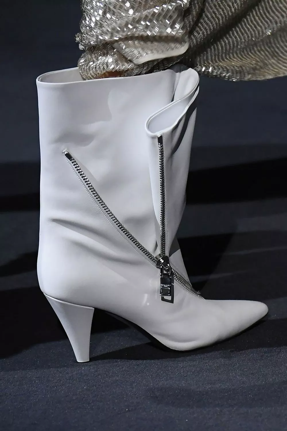 الحذاء الأبيض سيكون حليف إطلالاتكِ بحسب مجموعات خريف 2018