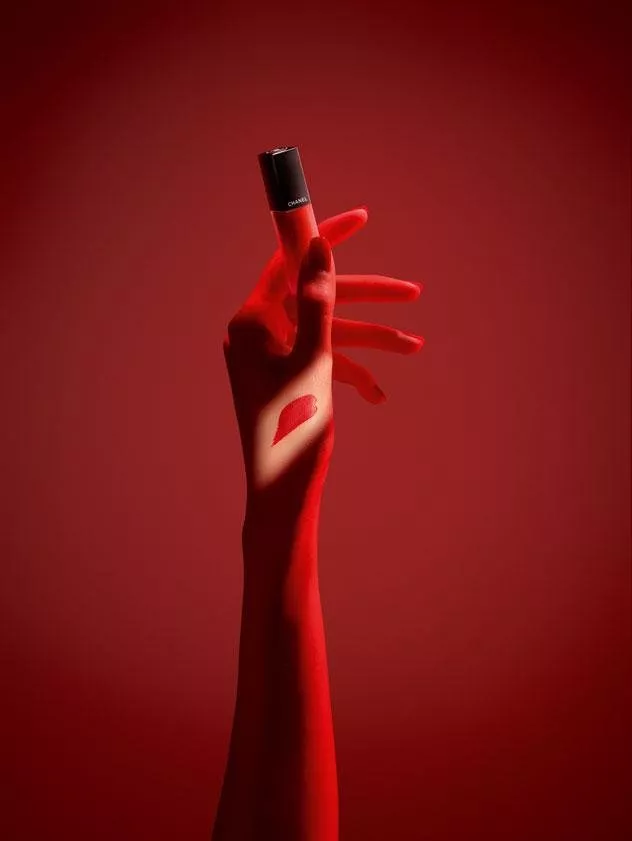 شانيل تُطلق مجموعة أحمر شفاه Rouge Allure Ink Fusion بتأثير خالٍ من اللمعيّة