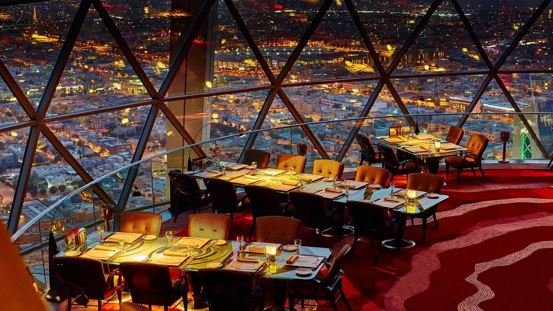 السياحة في السعودية: خوضي تجربة التسوّق وزيارة المطاعم في أعلى الأبنية في العالم، برج الفيصلية