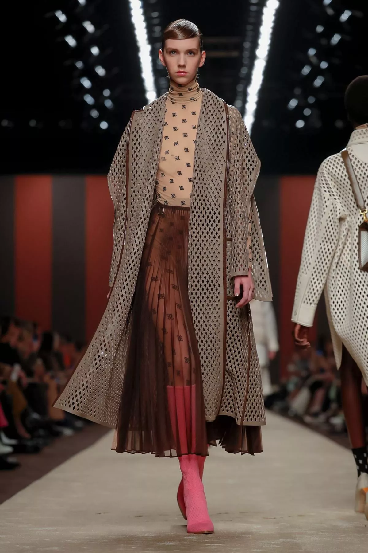 عرض Fendi لخريف 2019 ضمن أسبوع الموضة في ميلانو: مزيج بين الأنثويّ والذكوريّ بلمسات Karl Lagerfeld الأيقونيّة