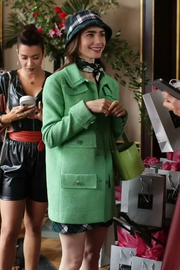 احصلي على إطلالات ليلي كولينز في مسلسل Emily in Paris الجزء الأول، بأسعار مقبولة
