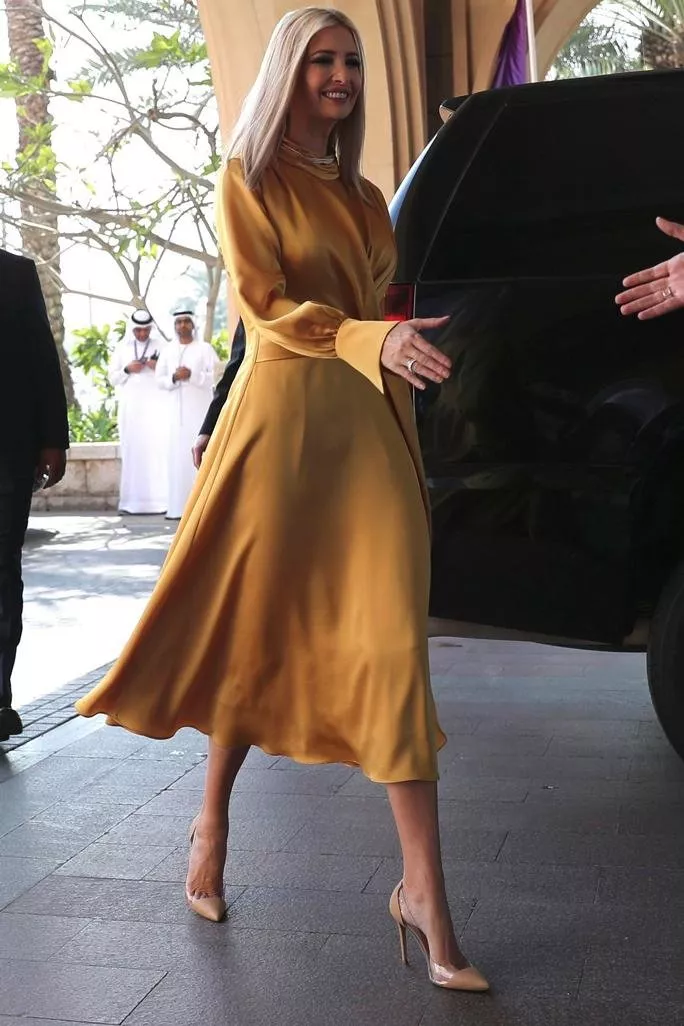 أجدد موديلات فستان اصفر لإطلالة جريئة ومنعشة