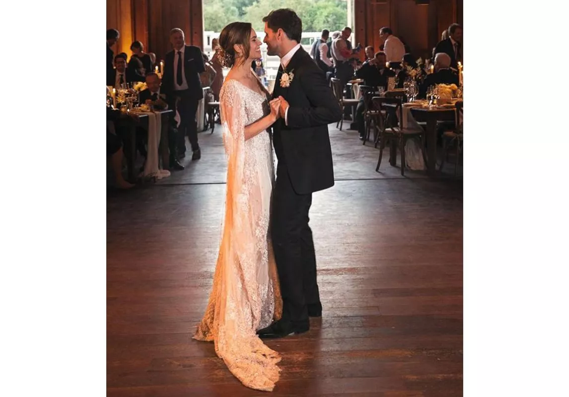 إطلالة الممثلة الأميركيّة Hilary Swank في زفافها تتكلّل بفستان ساحر من تصميم Elie Saab