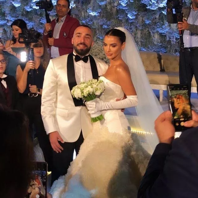 بالصور والفيديو، إطلالتان مختلفتان للفاشينيستا رانيا فواز في حفل زفافها