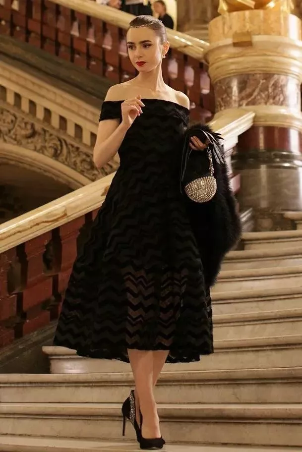 احصلي على إطلالات ليلي كولينز في مسلسل Emily in Paris الجزء الأول، بأسعار مقبولة