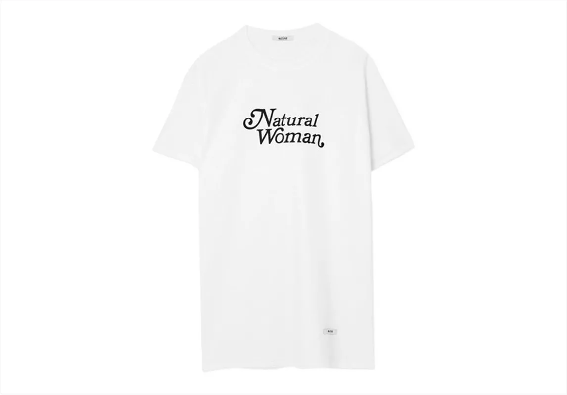 في يوم المرأة الإماراتيّة 2018: ارتدي تصاميم مطبّعة بشعارات تؤكّد على القوّة النسائيّة!