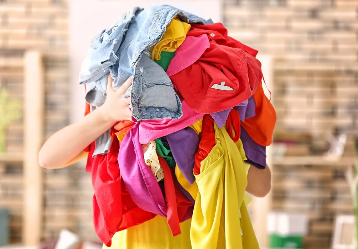10 أخطاء تقومين بها عند غسل الملابس قد تتلفها، اكتشفي ما هي!
